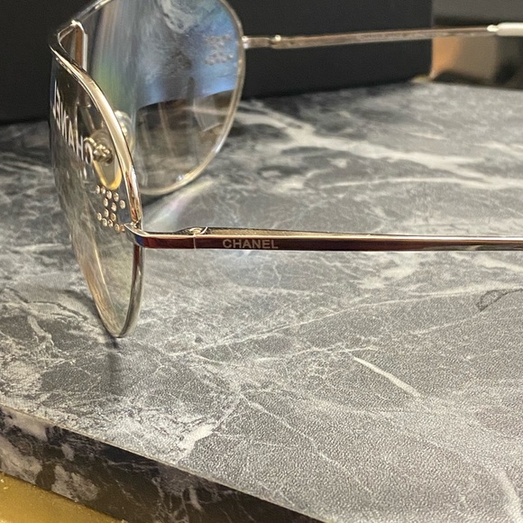 Chanel, Shield sunglasses with cc rhinestones - Picture 6 of 8